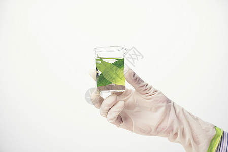 白色背景下科学实验室璃器皿中的化学液体图片