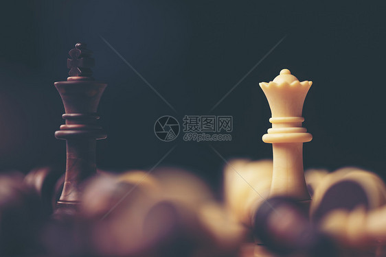 棋盘上的棋子后黑色的木头背景图片