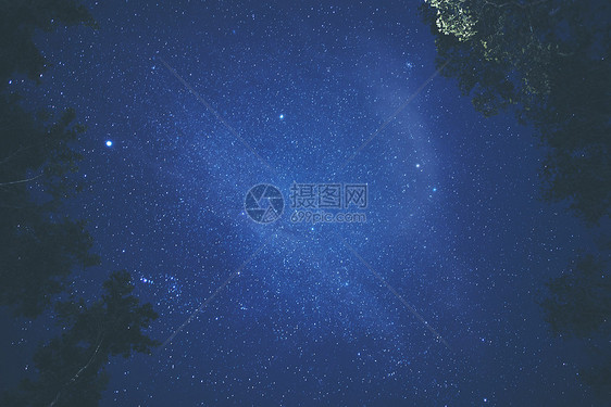 树蓝天,星星银河图片