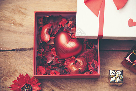 红色的心抽象的背景上塑造,情人节的爱情中,甜蜜而浪漫的时刻图片