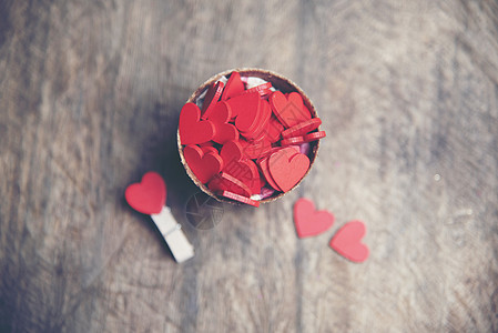 红色的心抽象的背景上塑造,情人节的爱情中,甜蜜而浪漫的时刻图片