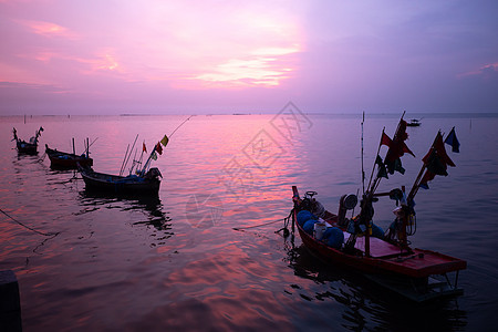 日落时海里的当地渔船图片