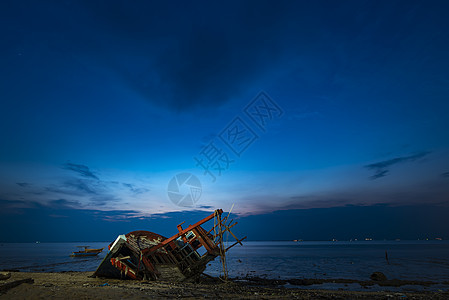 海滩上的渔船残骸,日落图片
