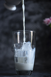 新鲜的冷牛奶美味的果汁混合图片