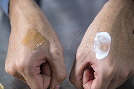 研究人员正测试皮肤开发化妆品图片