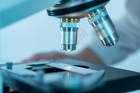 实验室用金属透镜拍摄显微镜的特写镜头图片