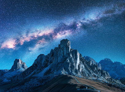 夏天晚上山上的银河高山山谷景观,蓝天银河星星,山上的建筑物,岩石空中视野意大利白云岩的帕索贾乌图片