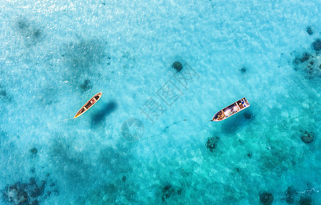 夏天阳光明媚的日子里,渔船清澈的碧水中的鸟瞰无人驾驶的船,沙滩上俯瞰印度洋桑给巴尔,非洲景观与帆船,清澈的大图片