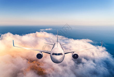 飞机夏天日落时飞过云层风景与客机,低云,海洋,紫色的天空黄昏飞机的正视图商务旅行商业飞机空中视野图片