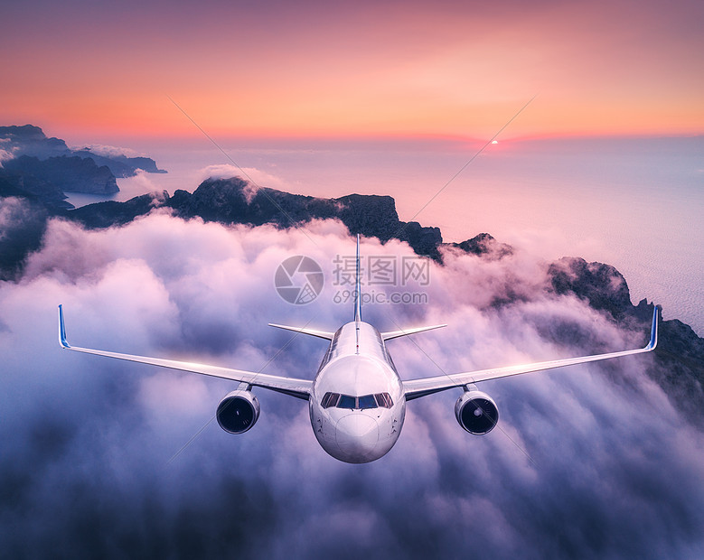 飞机夏天日落时飞过云层风景与客机,低云,海洋,紫色的天空黄昏飞机的正视图商务旅行商业飞机空中视野图片