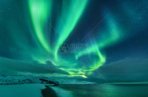 海洋上的北极光星空与极地的冬季景观图片