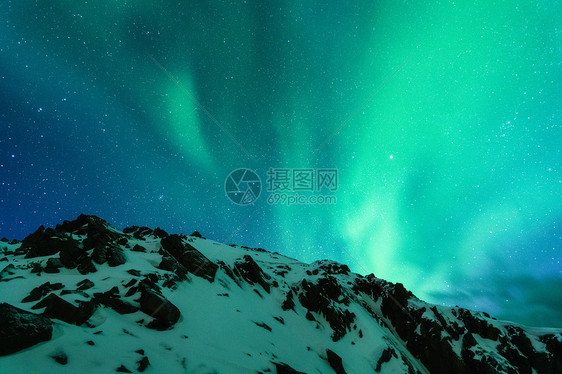 欧洲雪覆盖山脉上方的北极光冬天的北极光夜间景观与绿色极地灯雪山星空极光自然图片