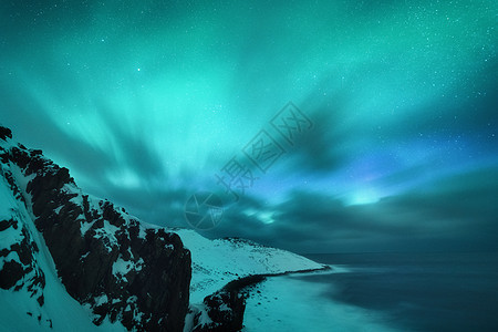 惊人的北极光俄罗斯泰伯卡的北极光星空与极地的灯光云彩夜间冬季景观与极光,大海与石头模糊的水,雪山旅行图片