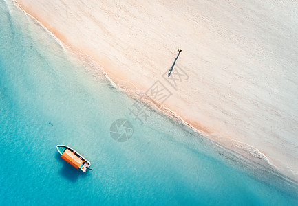 鸟瞰渔船清澈的蓝色水人沙滩上日落夏天船的顶部视图印度洋非洲桑给巴尔旅行景观与摩托艇,海洋海景图片