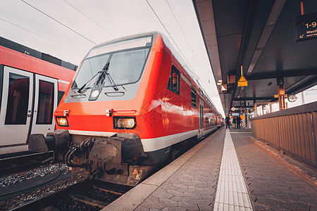 晚上火车站站台上漂亮的红色通勤火车德国纽伦堡日落火车站图片