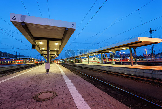 美丽的夜间工业景观,现代火车站纽伦堡,德国蓝天背景下的铁路站台图片
