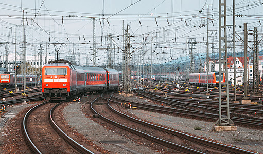 火车站与现代红色通勤列车晚上纽伦堡,德国铁路轨道上的红色火车,复古的色调图片