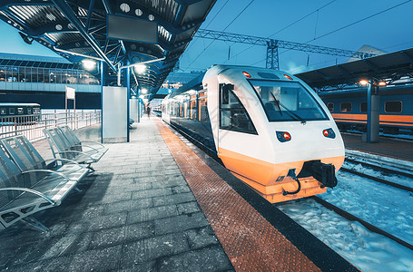 冬天晚上火车站的高速列车城市景观与现代通勤白色列车铁路站台与照明黄昏城际乘客铁路旅行图片