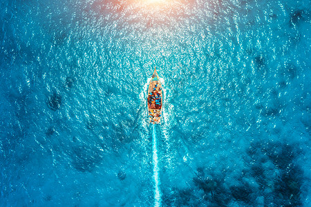 夏天日落时,透明的蓝色水中俯瞰渔船非洲桑给巴尔印度洋漂浮船的无人驾驶飞机上俯瞰景观与游艇清澈的大海海景图片