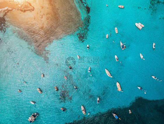 西牙日落时,透明的蓝色海洋中俯瞰船只豪华游艇五颜六色的景观与码头湾,蔚蓝的水巴利阿里群岛的风景欧洲图片