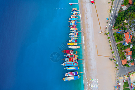 土耳其奥卢德尼斯地中海彩色船只的鸟瞰图美丽的夏季海景与船舶,清澈的蔚蓝水沙滩阳光明媚的日子来自飞行无人机的游艇的顶部图片