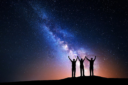 风景与五颜六色的银河个幸福的家庭的轮廓与举的手臂山上夜空中光美丽的宇宙太空背景图片