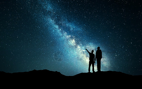 银河系个家庭的轮廓父亲个儿子山上夜空中指指点点夜风景美丽的宇宙旅行背景与天空充满星星图片