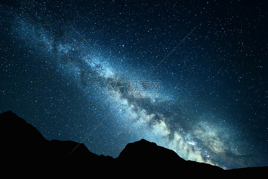 夜风景与五颜六色的银河山上夏天岩石的星空美丽的宇宙图片