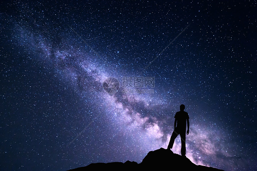 紫色银河的景观夜空中星星石头上个快乐的人的轮廓美丽的宇宙太空背景高清图片下载 正版图片 摄图网