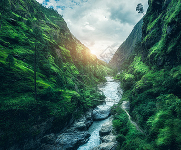 日落时,美丽的山覆盖着青草景观与高山峡谷,河流,草地森林,天空与云夏季尼泊尔阴天的晚上喜马拉雅山旅行自然图片