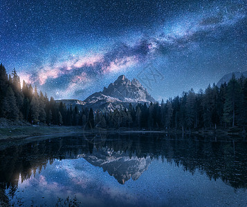 夜晚安托诺湖上空的银河夏季景观高山树木蓝天银河星星,美丽的倒影水中,高岩石意大利白云石自然图片