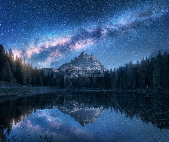 夜晚安托诺湖上空的银河夏季景观高山树木蓝天银河星星,美丽的倒影水中,高岩石意大利白云石自然图片