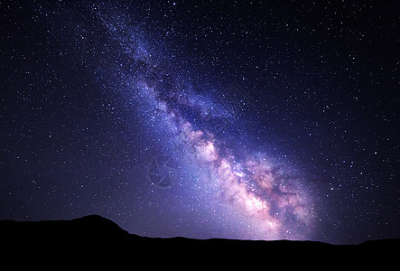 银河系的景观夜空山上星星图片
