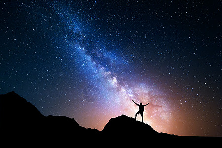 银河系的景观夜空中星星轮廓,个站立的快乐的人,举手臂山上图片