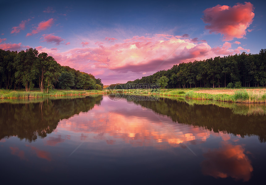 美丽的全景景观,五颜六色的多云天空,太阳,湖泊树木晚上夏天的日落河里,云层反射水里全景森林公园自然背景图片