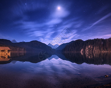 五颜六色的夜景,湖,山,森林,星星,满月,紫色的天空云彩反射水中德国阿尔普西湖的春天之夜全景照片自然背景图片