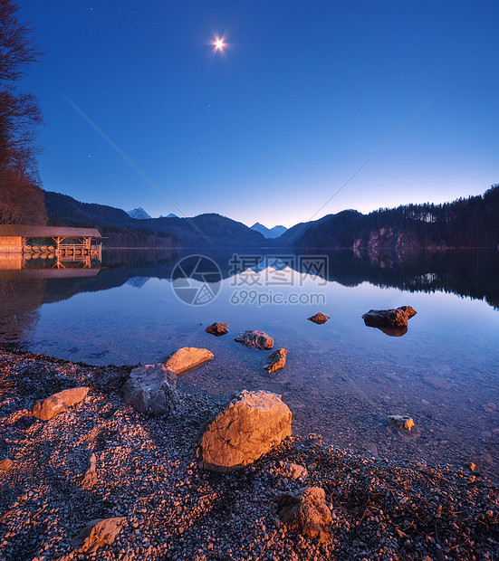 德国阿尔普西湖春天的夜晚美丽的夜景,湖,山,森林,星星,满月,天空石头水中全景照片图片