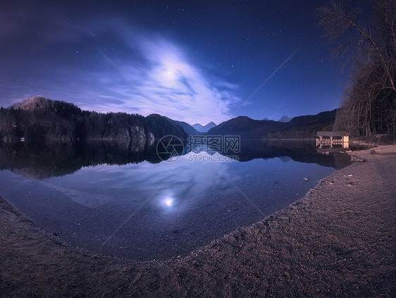 五颜六色的夜景,湖,山,森林,星星,满月,紫色的天空云彩反射水中德国阿尔普西湖的春天之夜全景照片自然背景图片