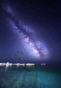 夜风景与五颜六色的银河海上与石头星空太空背景图片