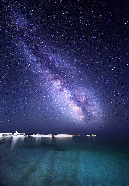 夜风景与五颜六色的银河海上与石头星空太空背景图片