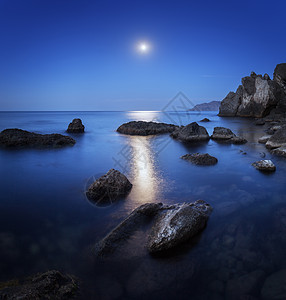 五颜六色的夜景,满月,月径岩石夏天海上的山景图片