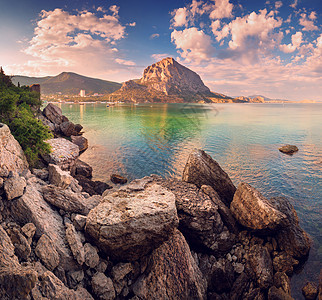 美丽的夏季日落海上与山脉石头克里米亚图片