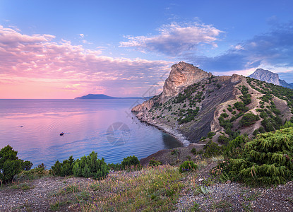 美丽的夏季日落大海与山,树木蓝天克里米亚图片