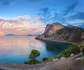美丽的夏季日落大海与山,树木蓝天克里米亚背景图片