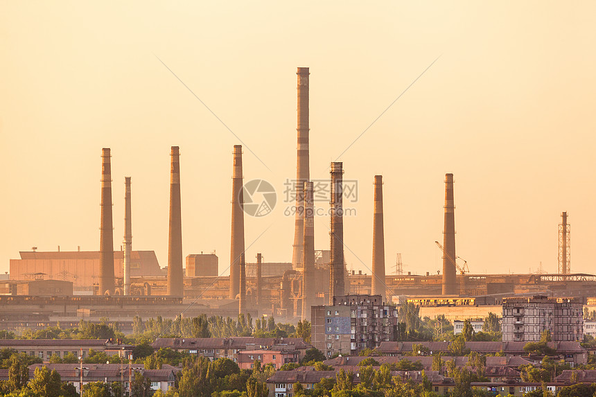 城市建筑背景上的钢铁工厂与烟囱五颜六色的日落冶金厂钢铁厂,钢铁厂欧洲的重工业烟囱的空气污染工业景观图片
