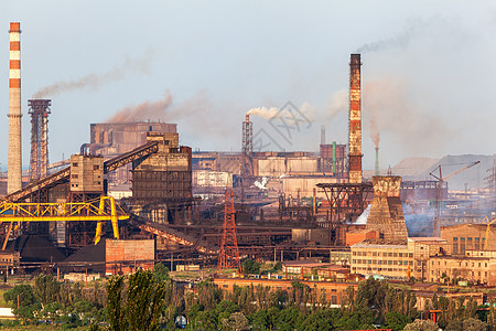 日落时烟囱的钢厂冶金厂钢铁厂,钢铁厂欧洲的重工业烟囱的空气污染,生态问题工业景观生态学高清图片素材