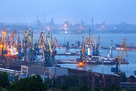 夜间海上商业港口反工作钢铁工厂马里普尔,乌克兰工业观点货运船与工作重机桥梁海港黄昏货运港,物流图片