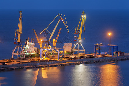 货运船与工作重机桥梁海港黄昏夜间乌克兰马里乌波尔的海上商业港口工业观点货运港,物流图片