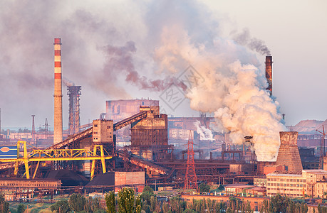 乌克兰的工业景观日落时的钢厂烟的管子冶金厂钢铁厂,钢铁厂欧洲的重工业烟囱的空气污染,生态问题图片