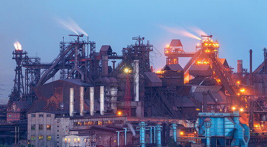 钢铁厂重工业烟囱黄昏时的工业景观背景图片